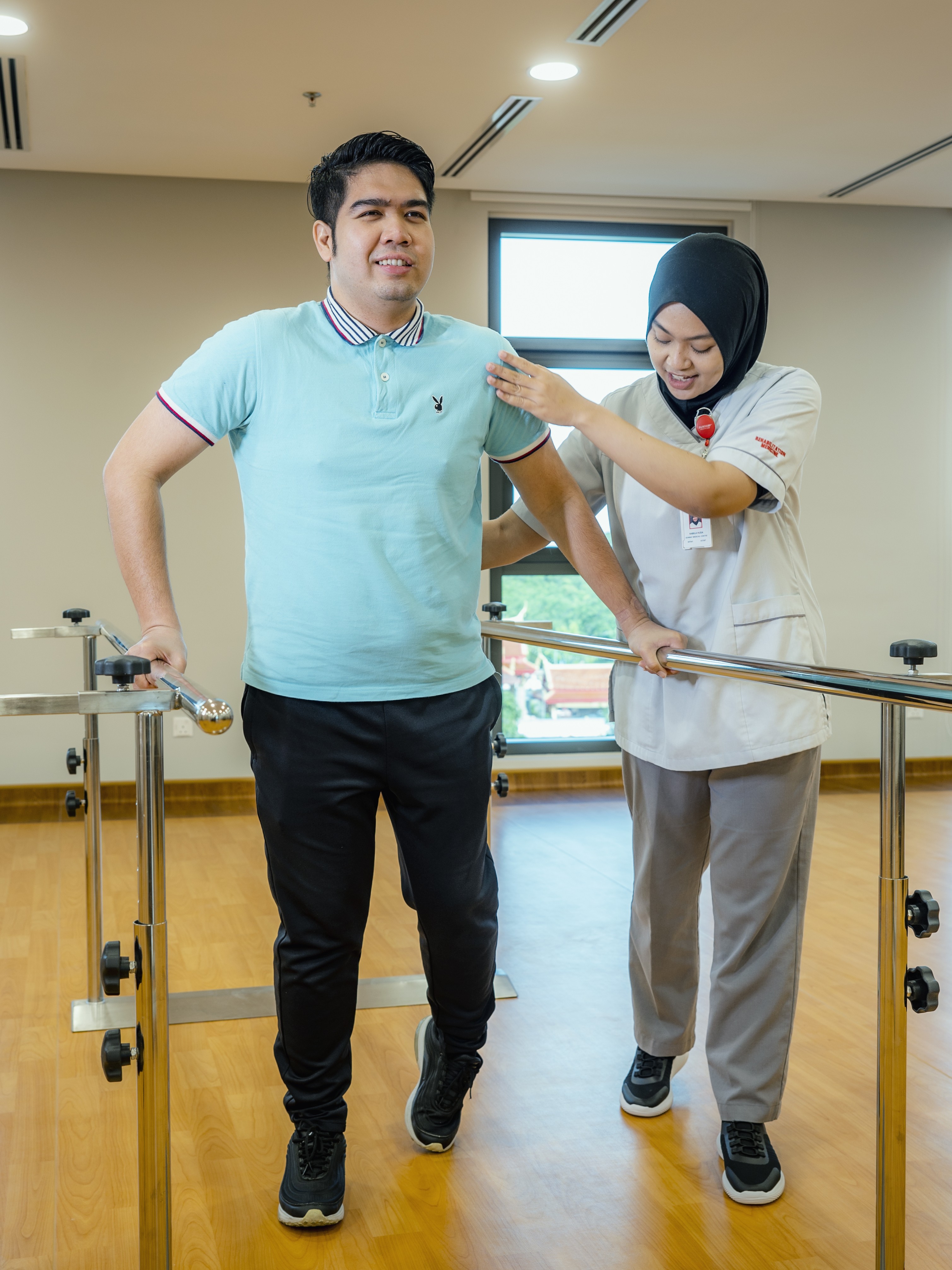 Nurse help orthopaedic patient doing Rehab